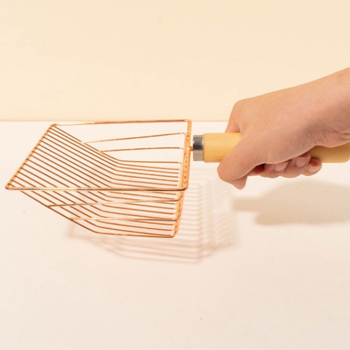 Miniatuur van productfoto 3 van 1 stuk - kattengrit schep - Extra Grote - houten handvat - RVS Kattengrit Schep met Houten Handvat - Fijne Zeef voor alle Zandsoorten - en Hygiënisch - Roségoud