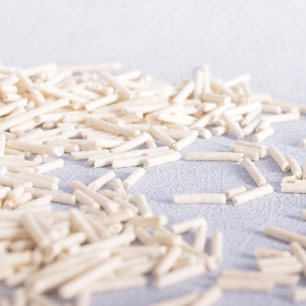 Productfoto 1 van Kattenbakvulling Tofu - Plakkerige korrels - Hygiënisch voor kat - Klonterend en stofvrij - 2.5 kg - Natuurlijk